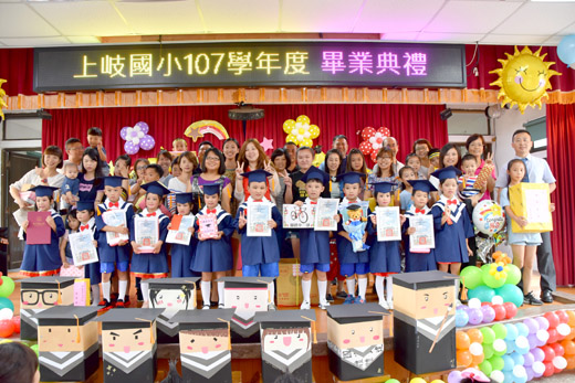 金門縣議會全球資訊網 上岐畢典珍重祝福場景溫馨