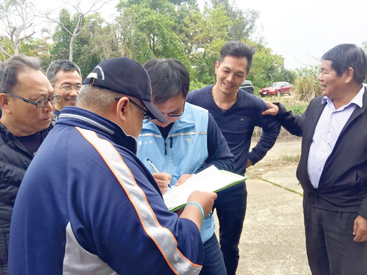 金門縣政府建設處,配合金鑽道路網絡工程需要,拆除斗門村郊一KTV案。建造之業者、斗門村民代表到場表達各自立場,經過溝通只拆除涉及工程所需的部份,最後也順利執行。至於業者提出之補償訴求,李應文指出,後續仍需再進行協商。(陳麗妤攝)