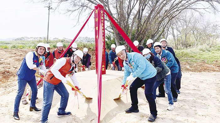 金沙鎮何厝社區活動中心新建工程,於昨日上午11時舉行開工動土典禮,縣長楊鎮浯、立委陳玉珍、議員李應文、王秀玉及鎮長吳有家、主席周水土等貴賓依禮開工祝禱及三持鏟動土,預祝工程平安順利圓滿,奠基山前嘉惠里民。(陳麗妤攝)
