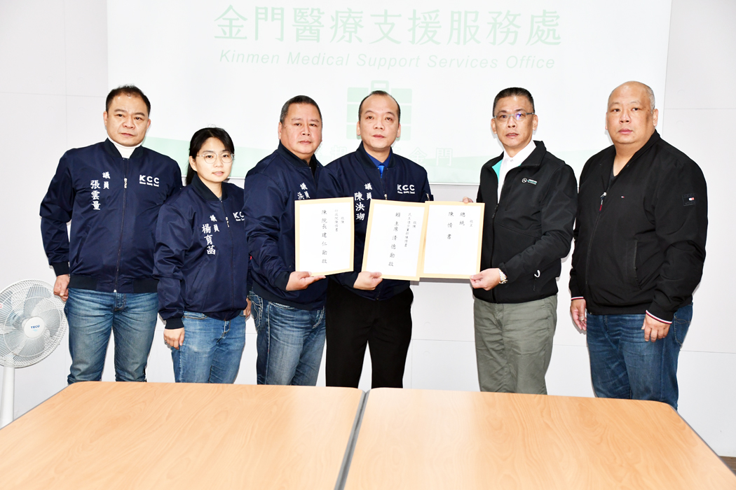 金門縣議會跨黨派問政聯盟團召陳泱瑚(左四)、無黨籍聯盟政團團召洪鴻斌(左三)及政團成員張雲量(左一)、楊育菡(左二)、陳錦偉(右一),昨到民進黨金門縣黨部遞交倡議金門成為永久非軍事區陳情書,由黨部主委蔡其雍(右二)轉送蔡總統、民進黨黨揆賴清德及閣揆陳建仁,希望聽到金門鄉親訴求聲音,具體實現金門鄉親願望。(楊水詠攝)